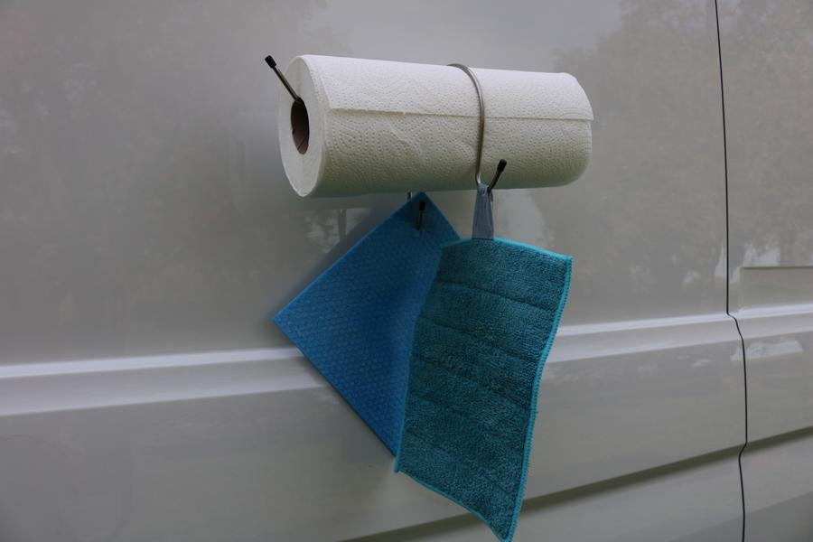 Ansicht Küchenrollenhalter mit Rolle und Papierbremse und benutzten Haken mit Lappen